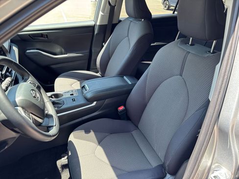 Used 2025 Toyota Highlander LE FWD image 39