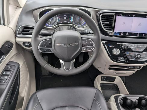 Used 2024 Chrysler Pacifica Touring-L FWD image 22