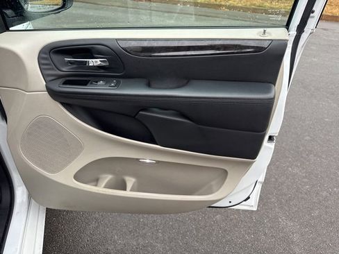 Used 2013 Dodge Grand Caravan SXT w/ UConnect Hands-Free Group image 9