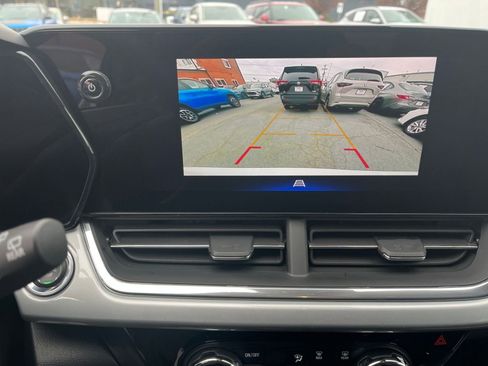 Used 2025 Chevrolet Trax LT image 17