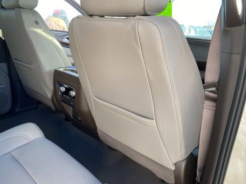 Used 2022 GMC Yukon XL SLT w/ SLT Premium Package image 40