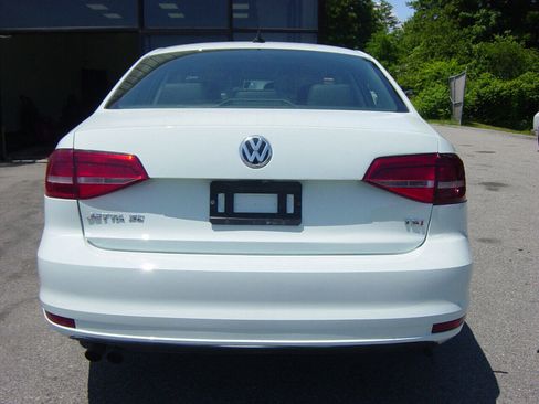 Used 2017 Volkswagen Jetta SE image 5