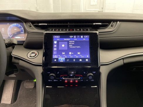 New 2025 Jeep Grand Cherokee Altitude image 12