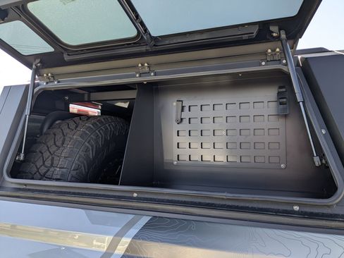 Used 2024 GMC Canyon AT4X w/ AT4X AEV Edition image 9