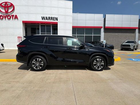 Used 2023 Toyota Highlander XLE AWD/4WD image 10