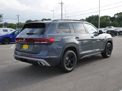 New 2026 Volkswagen Atlas Peak Edition image 2