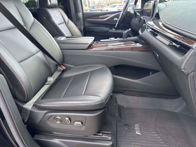 Used 2022 Cadillac Escalade ESV Luxury w/ LPO, Illumination Package AWD/4WD image 9