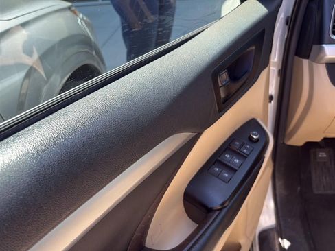 Used 2019 Toyota Highlander Plus FWD image 5