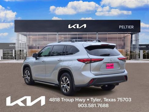 Used 2022 Toyota Highlander XLE FWD image 4