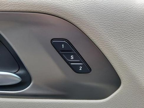 Used 2022 Chrysler Pacifica Touring-L FWD image 11