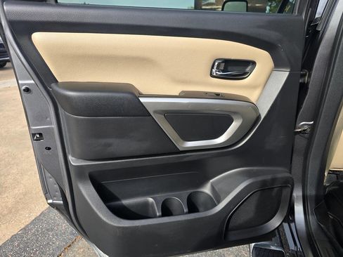 Used 2016 Nissan Titan SV image 17