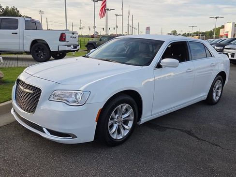 Used 2023 Chrysler 300 Touring RWD image 3