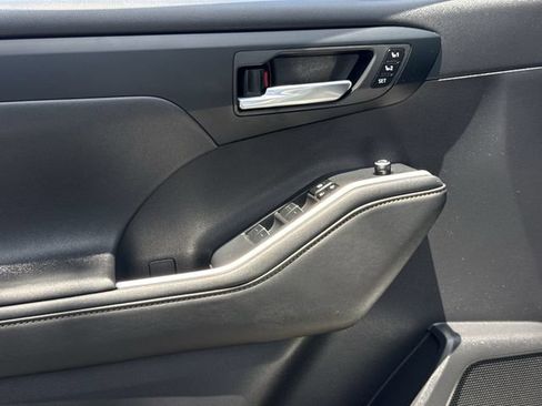 Used 2023 Toyota Highlander Bronze Edition FWD image 27