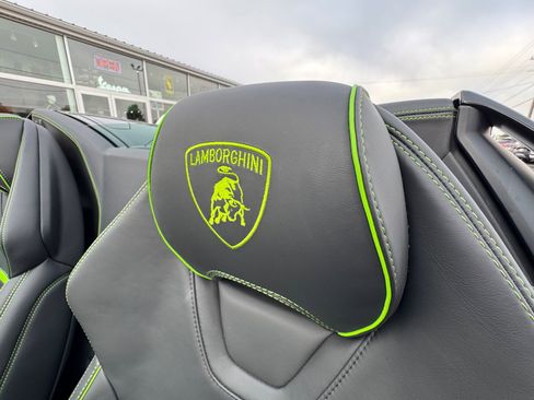 Used 2020 Lamborghini Huracan EVO image 12