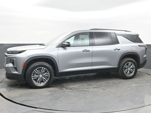 Used 2025 Chevrolet Traverse LT image 5