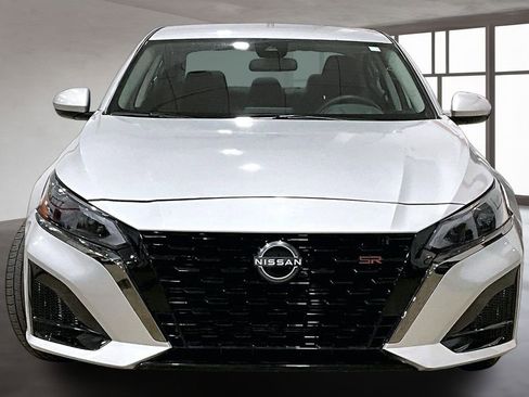 Used 2024 Nissan Altima 2.5 SV FWD image 3