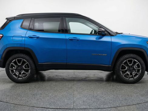 Used 2025 Jeep Compass Trailhawk image 11