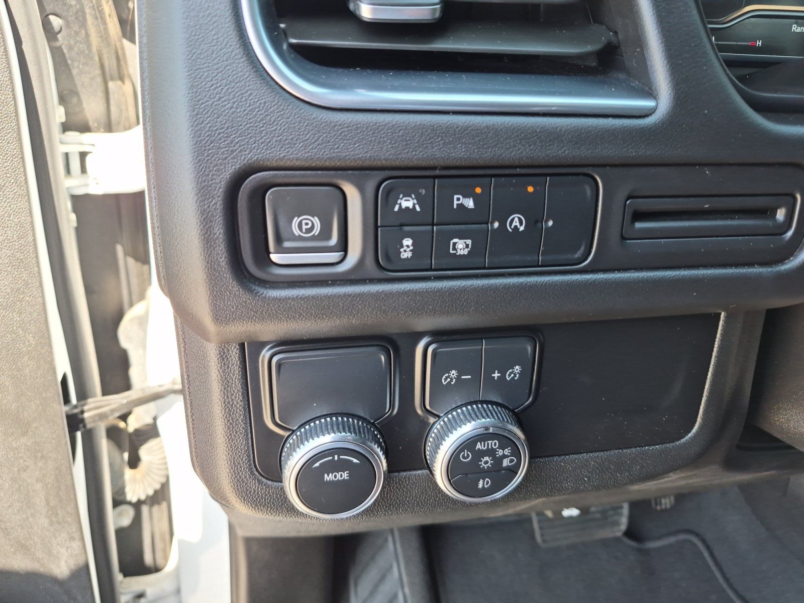 Used 2023 GMC Yukon SLT w/ SLT Luxury Package RWD image 28