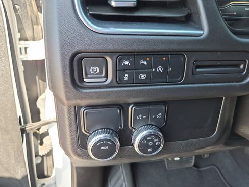 Used 2023 GMC Yukon SLT w/ SLT Luxury Package RWD image 28