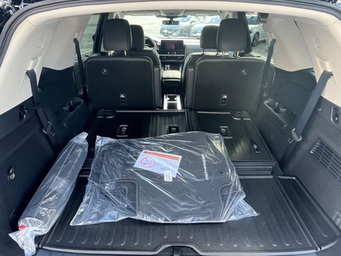 New 2026 Nissan Pathfinder Platinum AWD/4WD image 18