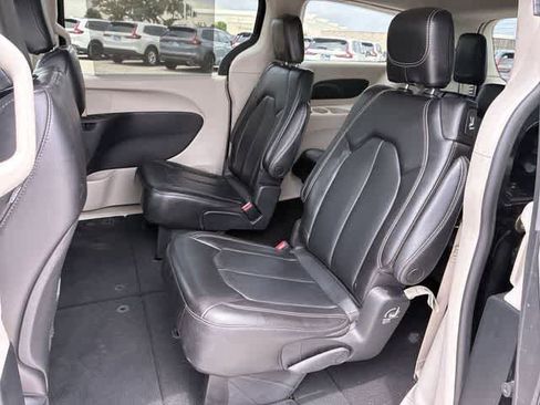 Used 2023 Chrysler Pacifica Touring-L FWD image 24