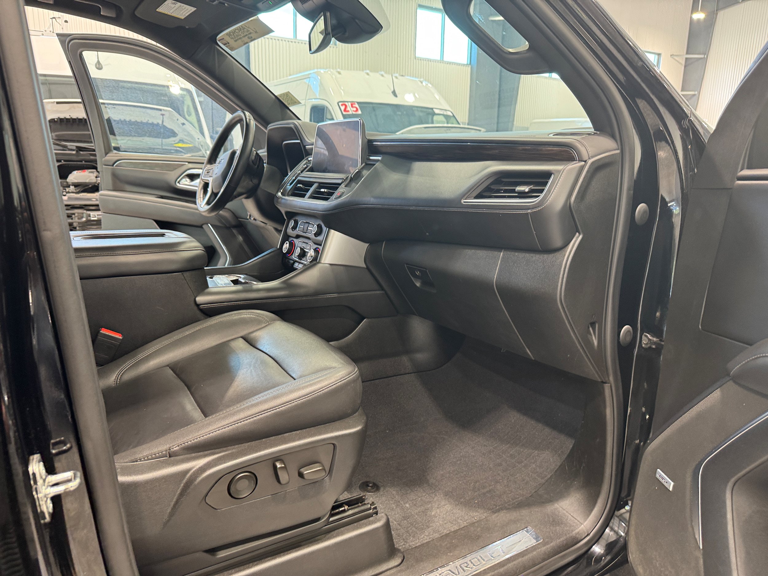 Used 2023 Chevrolet Suburban Z71 w/ Luxury Package AWD/4WD image 17