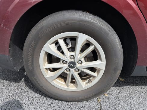 Used 2024 Kia Carnival LX FWD image 9