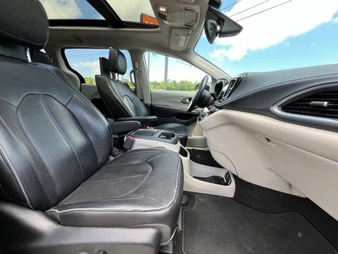 Used 2017 Chrysler Pacifica Limited w/ UConnect Theater Package FWD image 39