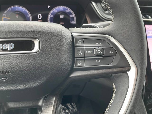 Used 2023 Jeep Grand Cherokee L Limited AWD/4WD image 15