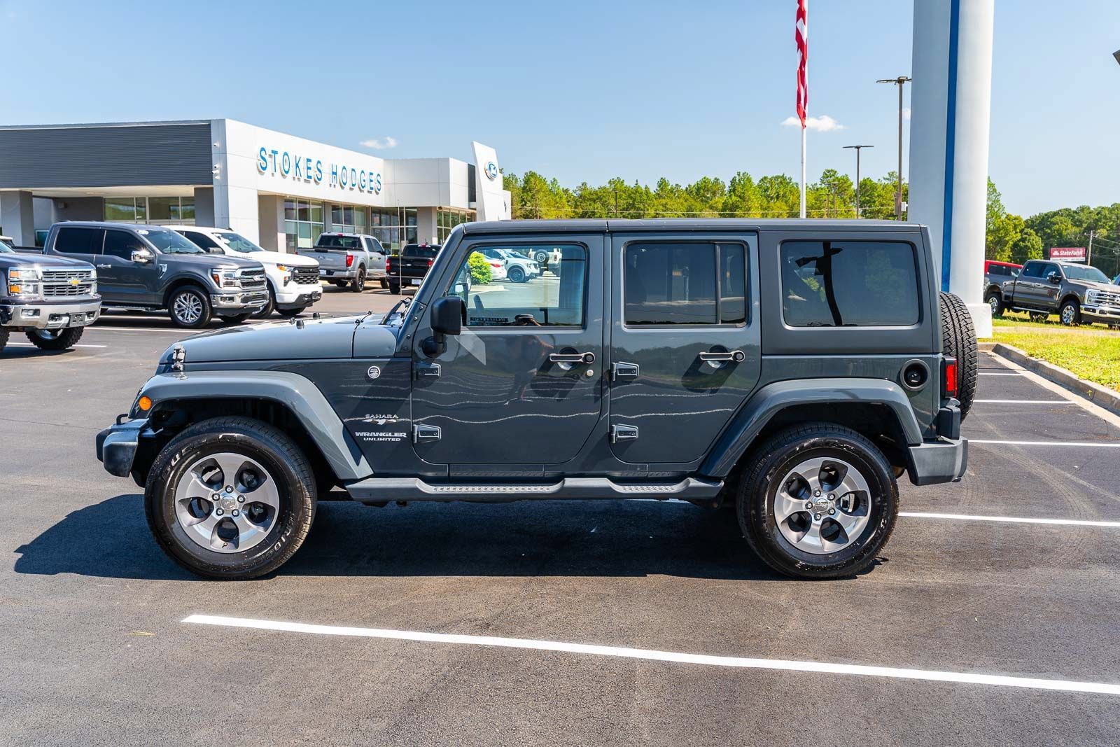 Used 2017 Jeep Wrangler Unlimited Sahara AWD/4WD image 4