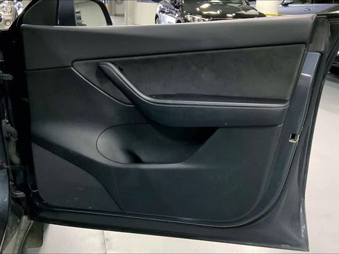 Used 2022 Tesla Model Y Long Range image 20