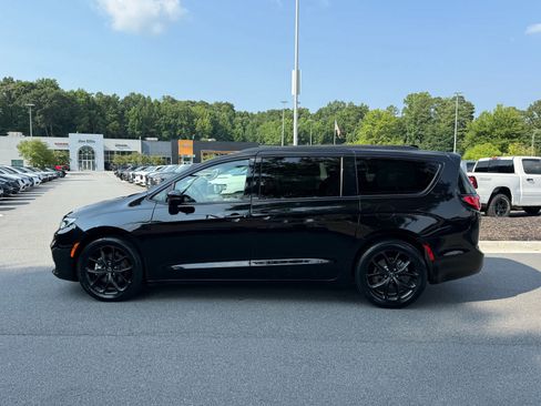 Used 2025 Chrysler Pacifica Limited FWD image 2