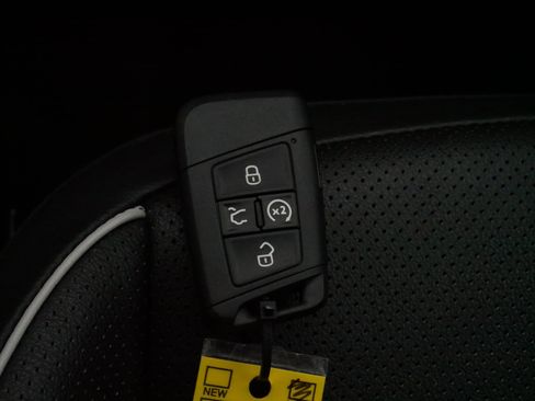 Certified 2022 Volkswagen Tiguan SEL R-Line image 33