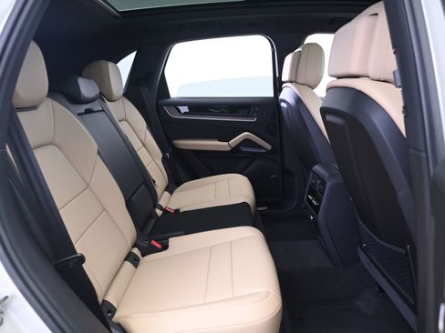 Certified 2025 Porsche Cayenne AWD/4WD image 18