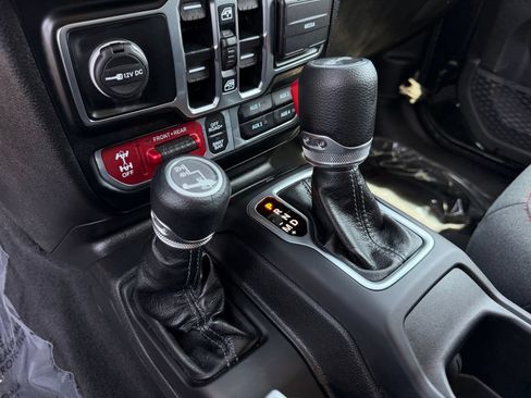 Used 2025 Jeep Wrangler Unlimited Rubicon AWD/4WD image 17