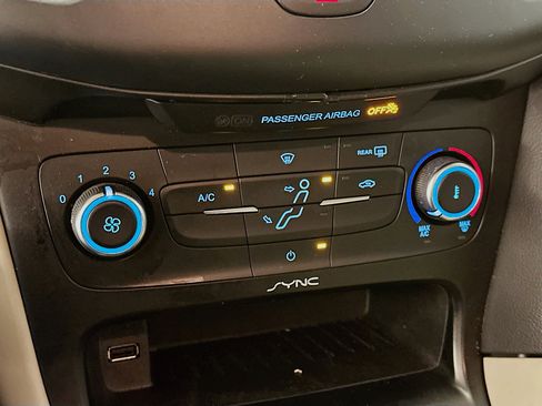 Used 2015 Ford Focus SE w/ SE Sport Package FWD image 23