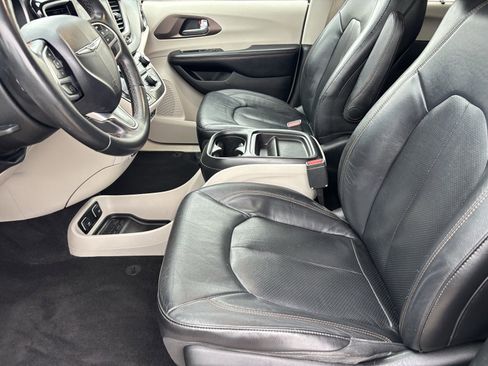 Used 2018 Chrysler Pacifica Touring-L image 17