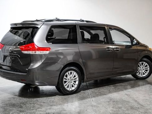 Used 2013 Toyota Sienna XLE image 11