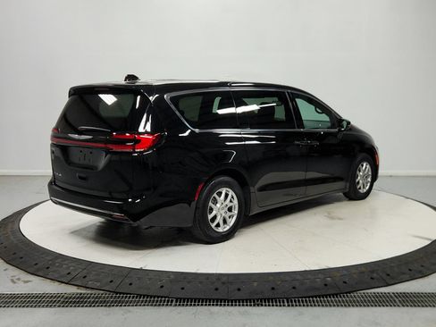 Used 2025 Chrysler Pacifica Select FWD image 8