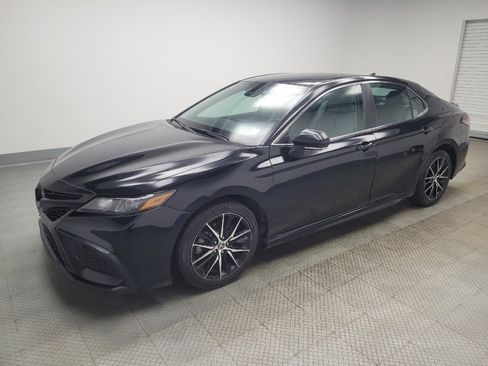 Used 2022 Toyota Camry SE image 2