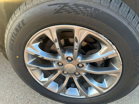 Used 2019 Jeep Cherokee Latitude Plus w/ Travel & Safety Group image 5