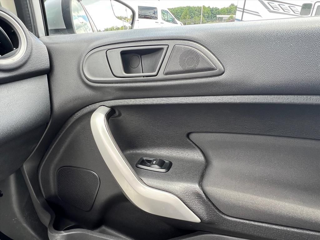 Used 2013 Ford Fiesta SE FWD image 30