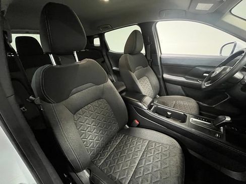 Used 2025 Nissan Kicks SV AWD/4WD image 9