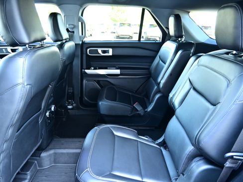 Used 2022 Ford Explorer XLT w/ Equipment Group 202A AWD/4WD image 16