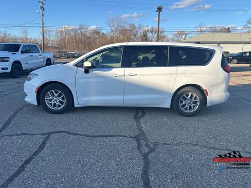 Used 2023 Chrysler Voyager LX image 2