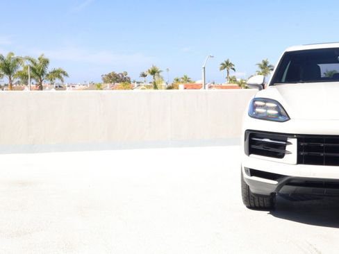 Certified 2025 Porsche Cayenne AWD/4WD image 12