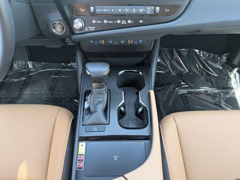 Used 2025 Lexus ES 350 w/ Premium Package FWD image 6