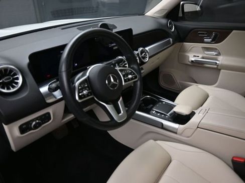 Used 2023 Mercedes-Benz GLB 250 w/ Premium Package image 19