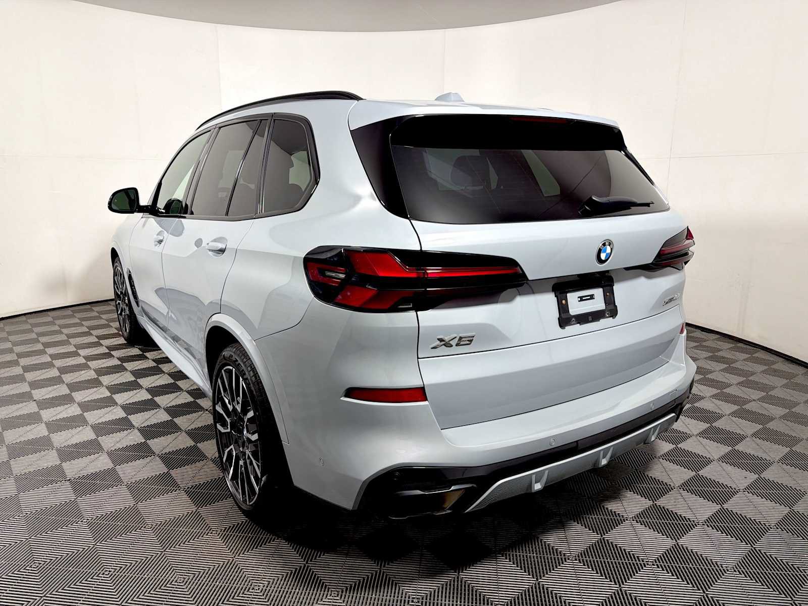 Used 2024 BMW X5 xDrive40i w/ M Sport Package AWD/4WD image 5
