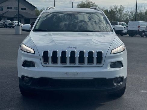 Used 2017 Jeep Cherokee Latitude w/ Comfort & Sound Group FWD image 2
